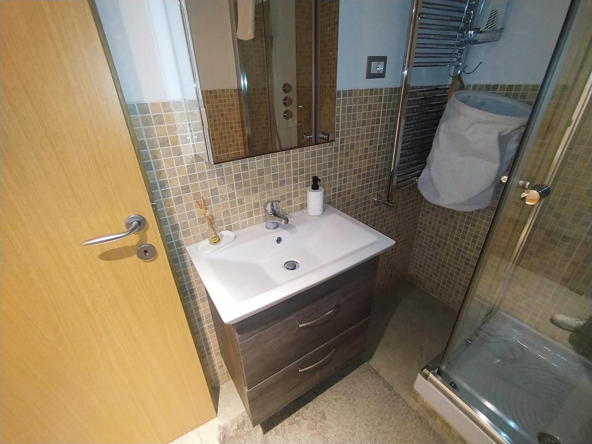 Errehouse - Entire Apartment Rom